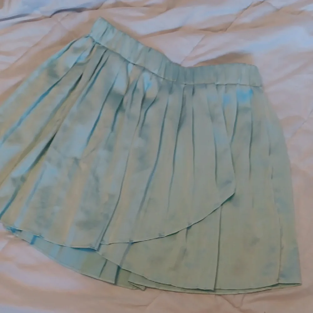 La Hearts Green Asymmetrical Pleated Skater Mini - Picture 1 of 8